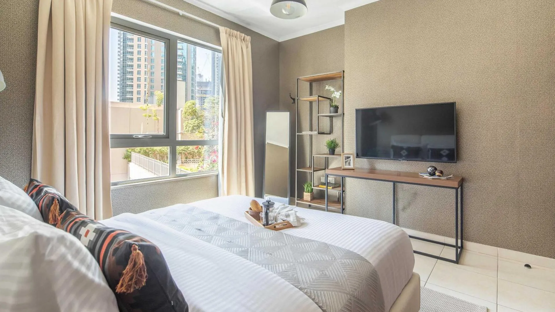 Frank Porter - The Residences 5 Dubai Apartment